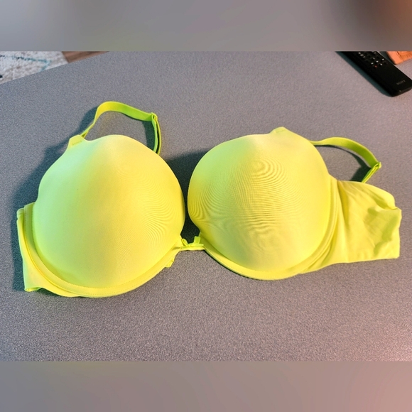 Victoria's Secret Push Up Bra with Underwire - Picture 1 of 3